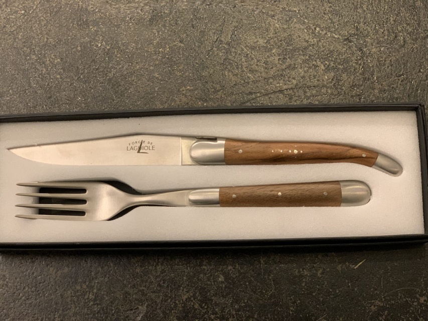 Set med köttkniv och gaffel med handtag i olivträ - Forge de Laguiole