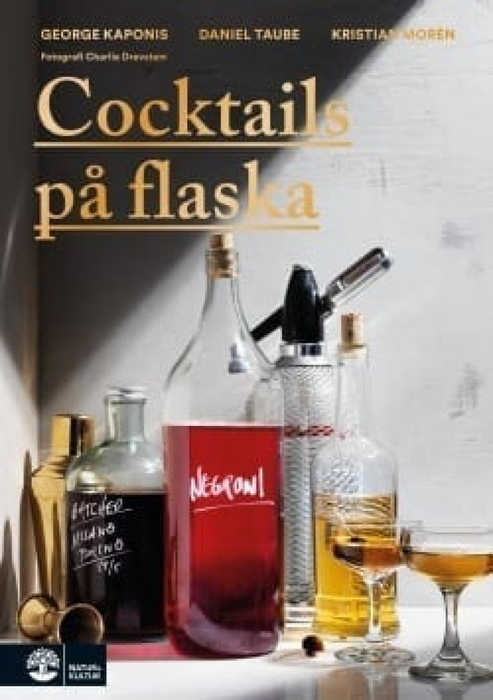 Cocktails på flaska av George Kaponis, Daniel Taube, Kristian Morén i gruppen Matlagning / Kokböcker / Drinkar & cocktails hos The Kitchen Lab (1355-15909)