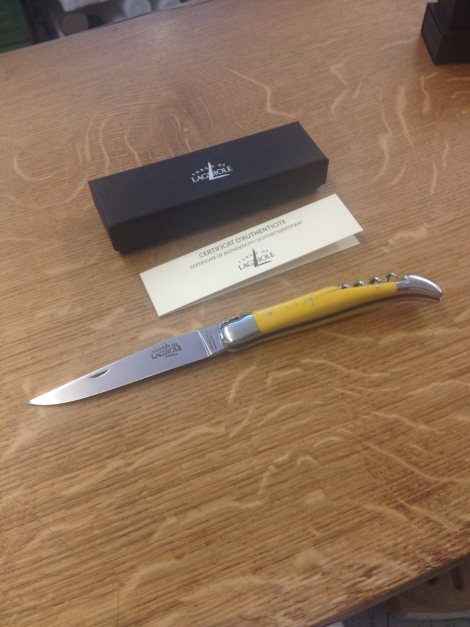 Köttkniv med fällbart blad och korkskruv, gult handtag - Forge de Laguiole i gruppen Dukning / Bestick / Knivar hos KitchenLab (1446-15887)