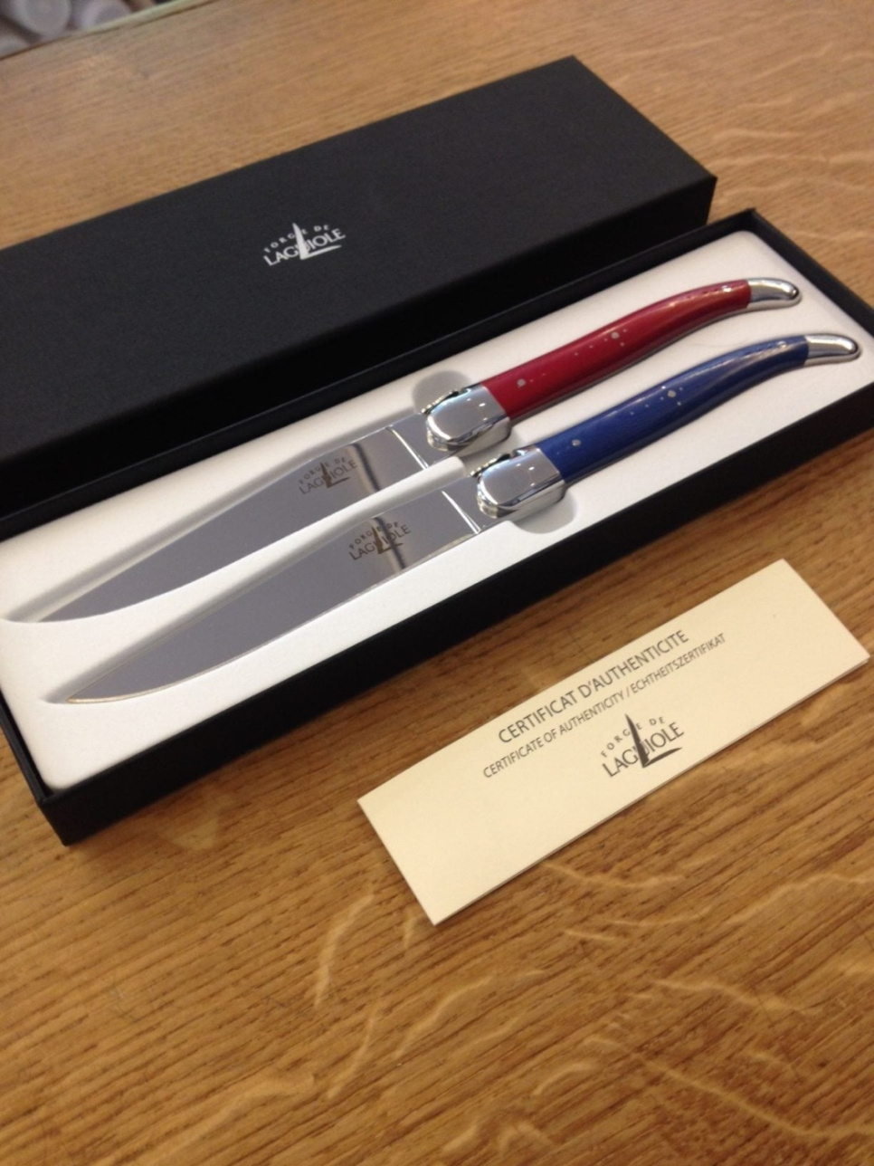 Set med 2 köttknivar, rött och blått handtag - Forge de Laguiole i gruppen Dukning / Bestick / Knivar hos KitchenLab (1446-15906)
