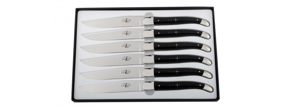 Set med 6 handgjorda köttknivar med handtag av svart kohorn - Forge de Laguiole i gruppen Dukning / Bestick / Knivar hos The Kitchen Lab (1446-17100)