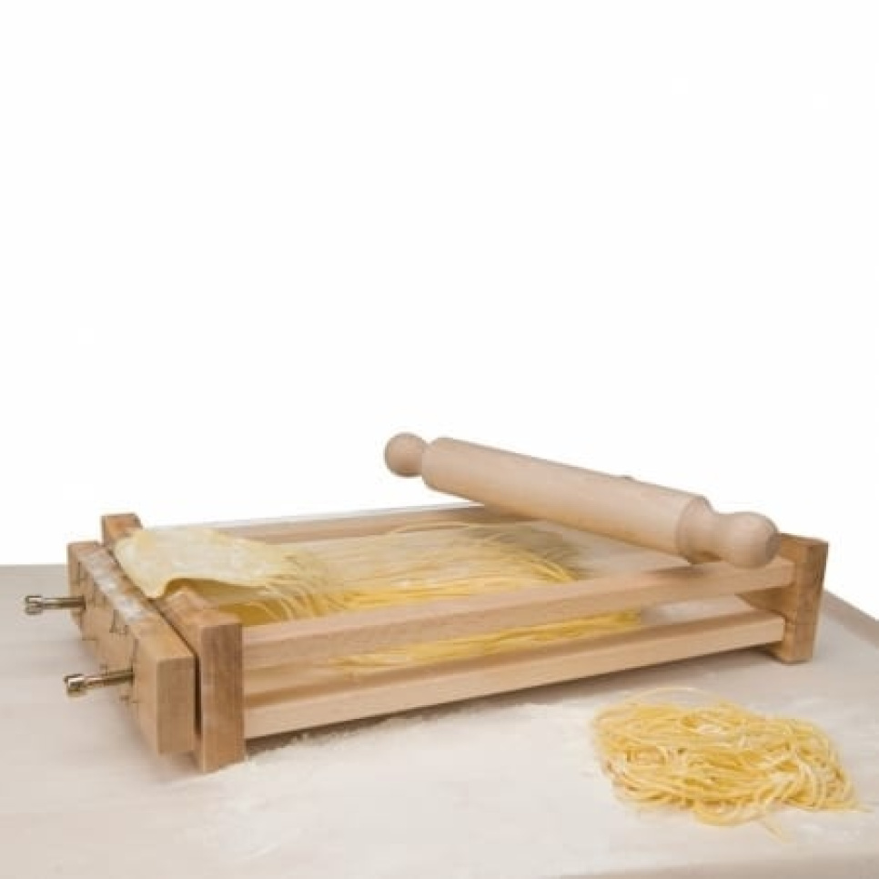 Chitarra, pastaskärare med 32cm kavel - Eppicotispai i gruppen Köksmaskiner / Övriga köksmaskiner / Pastamaskiner hos The Kitchen Lab (1524-14848)