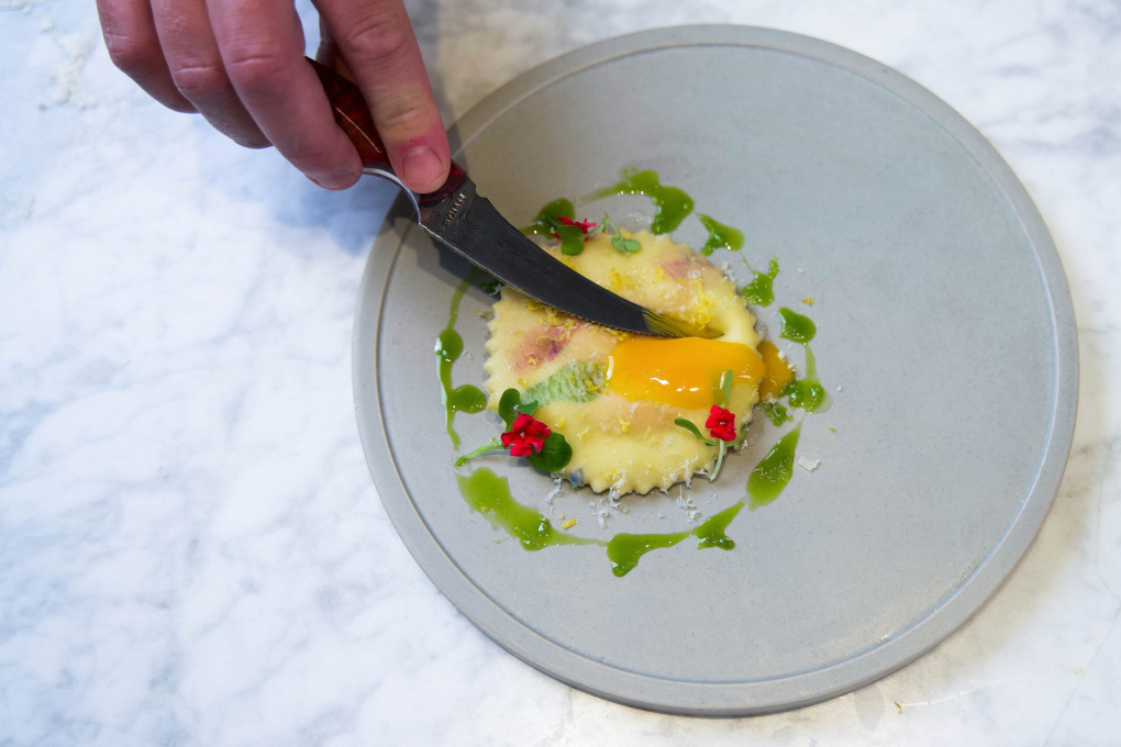 Blommig pasta - ravioli med ricottakräm, äggula, ramslöksolja och citron