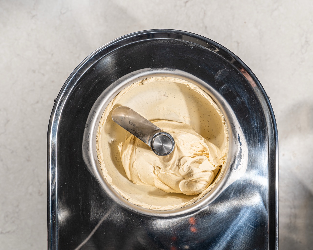 Krämig hemgjord gelato i skål