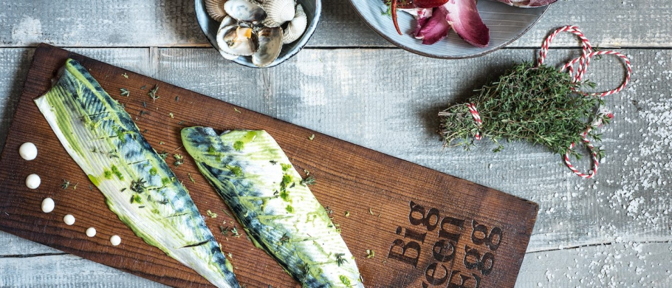 Grillplanka med smak av al - Big Green Egg