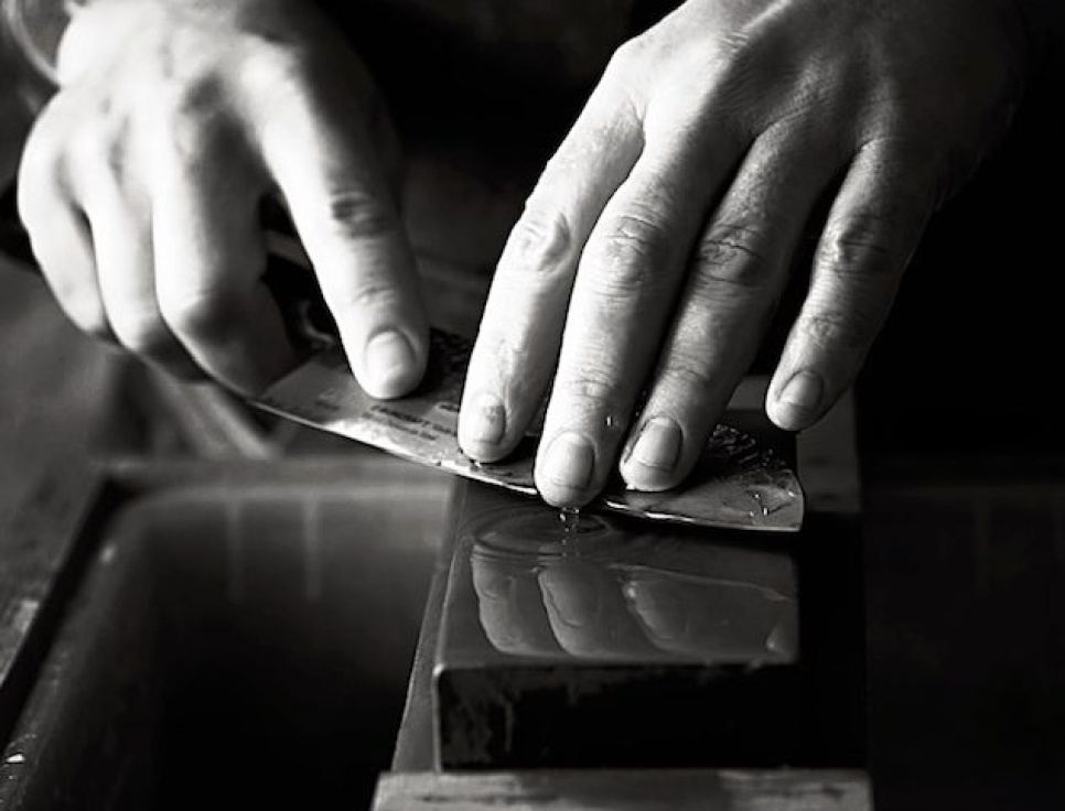 Lär dig slipa kniv på våtsten med Niklas Ekelund (Malmöbutiken) i gruppen hos KitchenLab (1317-27040)