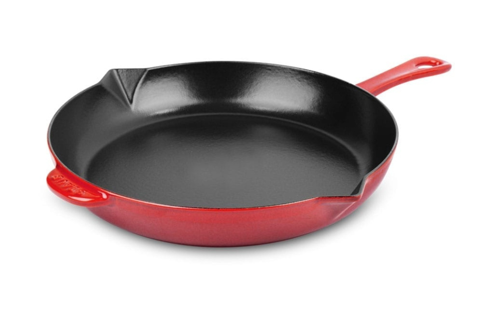 Stekpanna i gjutjärn, 26 cm, röd med järnhandtag - Staub i gruppen Matlagning / Stekkärl / Stekpannor hos The Kitchen Lab (1418-12948)