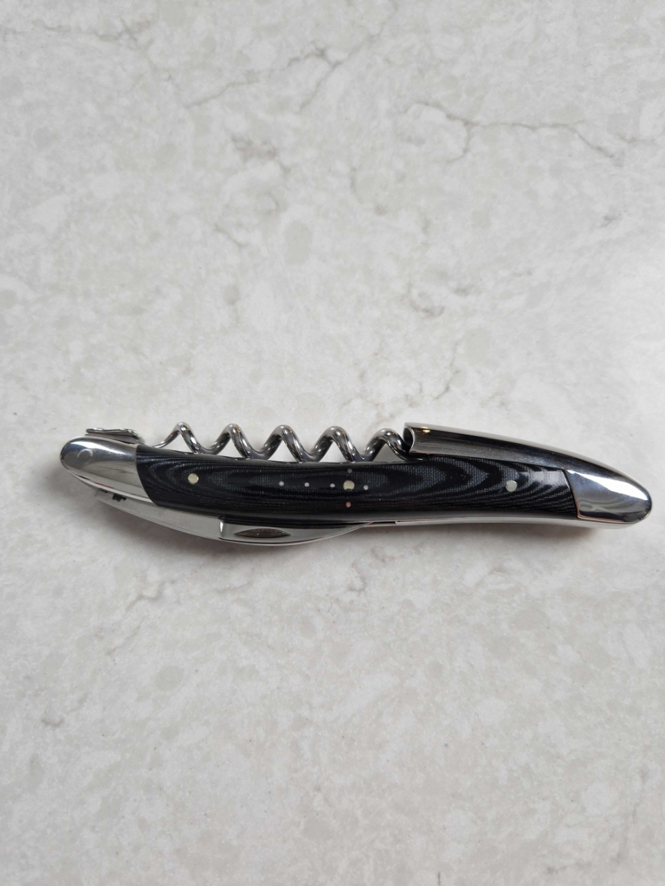 Sommelier, handgjord kyparkniv med handtag av svart micarta - Forge de Laguiole i gruppen Matlagning / Köksredskap / Korkskruvar, kapsyl- & konservöppnare hos The Kitchen Lab (1446-17103)