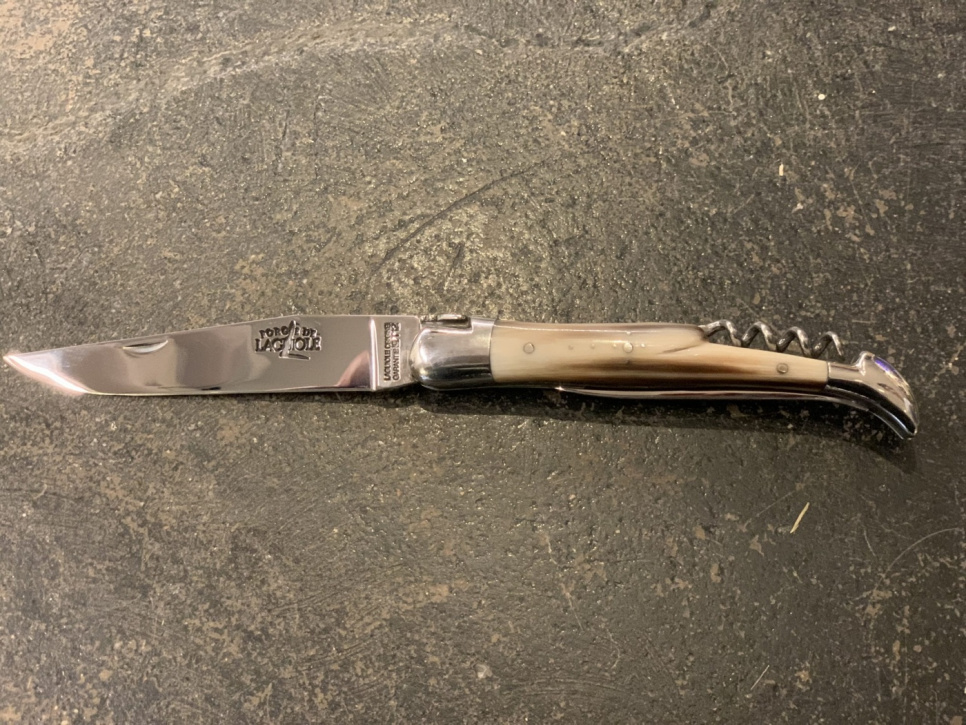 Matkniv med fällbart blad och korkskruv - handtag i ljust horn i gruppen Dukning / Bestick / Knivar hos KitchenLab (1446-23201)