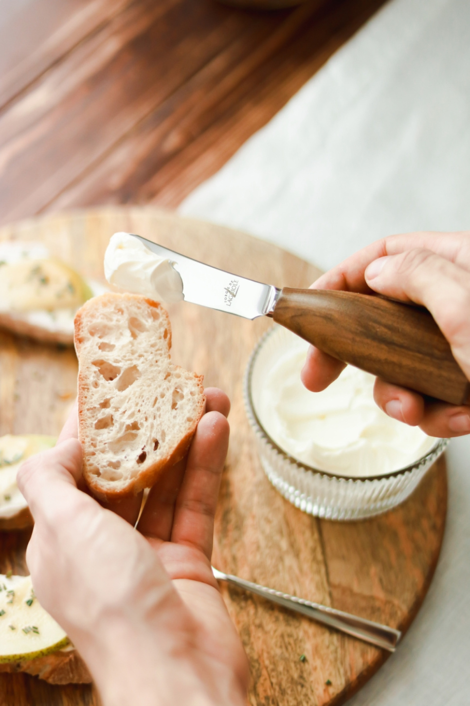 Smörkniv med handtag i Valnöt, Lou Bure - Forge de Laguiole