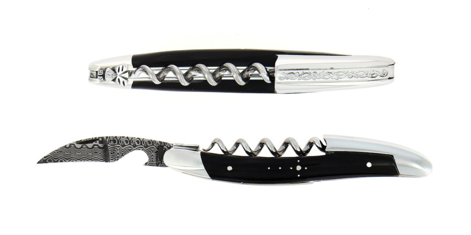 Sommelierkniv av Mörkt Horn, damaskerad m dekor, Collection - Forge de Laguiole i gruppen Bar & Vin / Vintillbehör / Kyparknivar & Vinöppnare hos The Kitchen Lab (1446-32968)