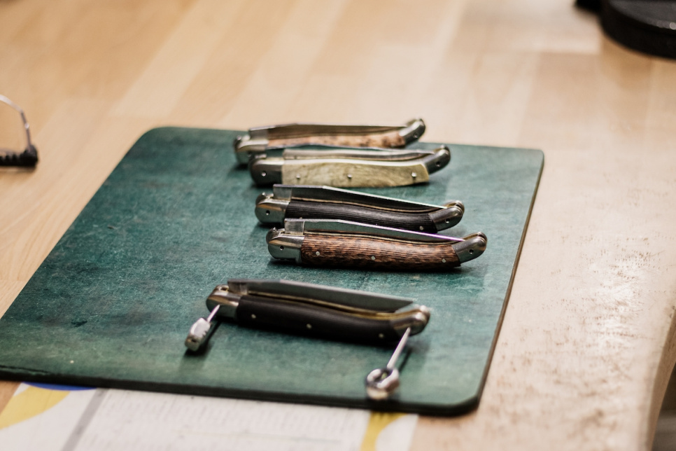 Sommelierkniv av Tuja, damaskerad m dekor, Collection - Forge de Laguiole