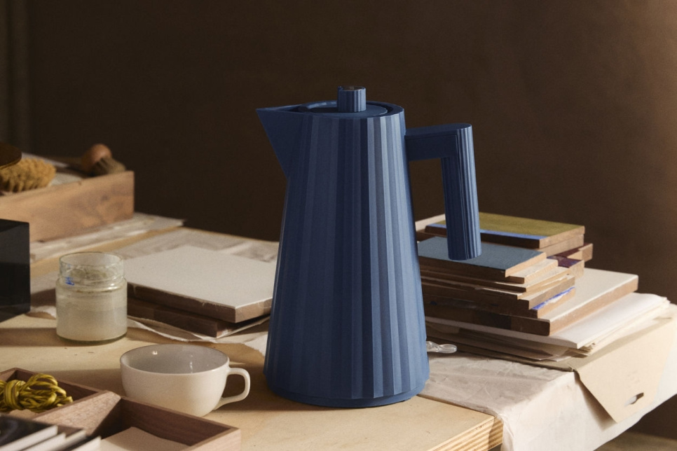 Vattenkokare, Plissé, Blå - Alessi - 1,7 liter