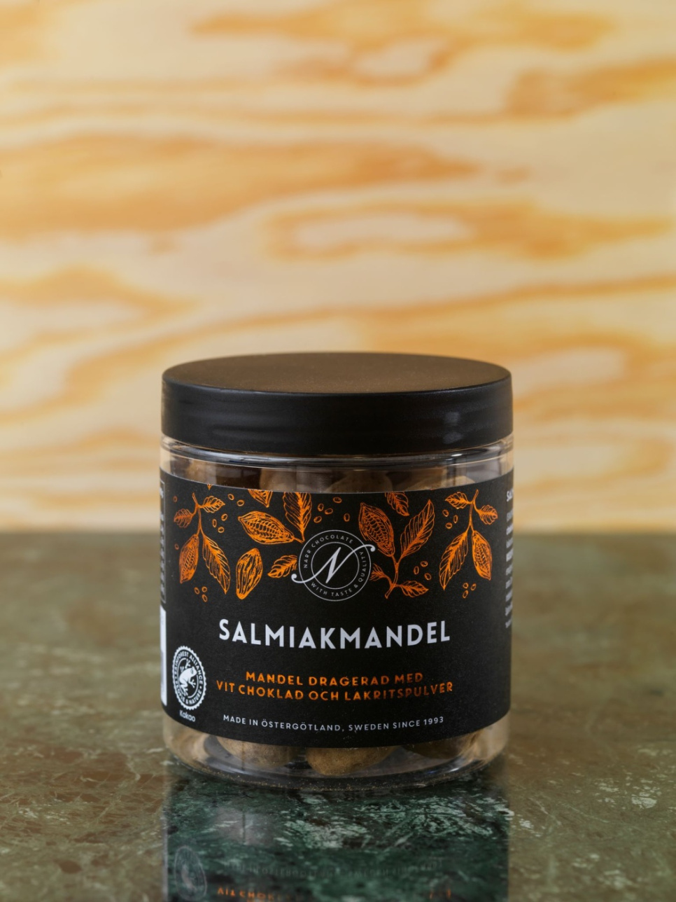 Salmiakmandel, 150g - Narr Chocolate i gruppen Matlagning / Kolonial hos The Kitchen Lab (2070-26802)