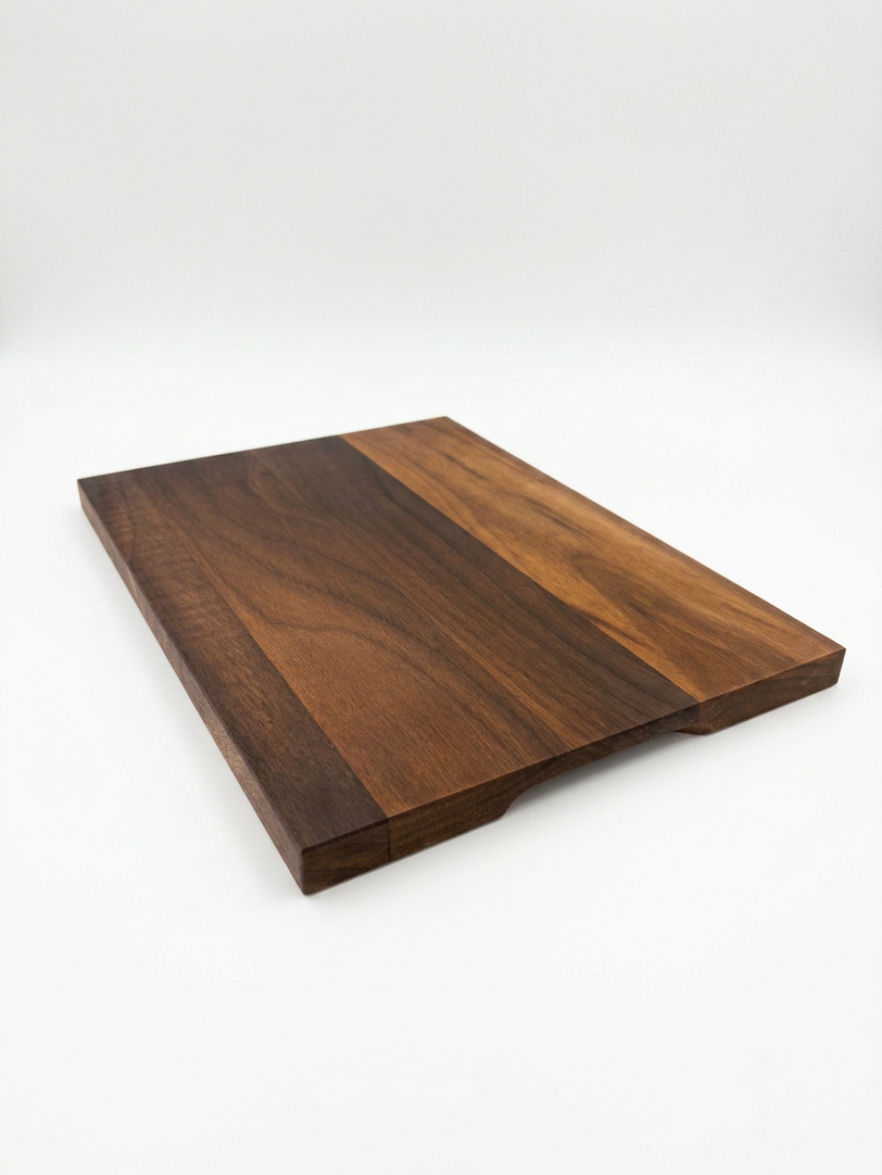 Skärbräda i valnöt med handtag utan ränna, 35x25x2 cm - AT-Line i gruppen Matlagning / Köksredskap / Skärbrädor hos KitchenLab (2212-36394)