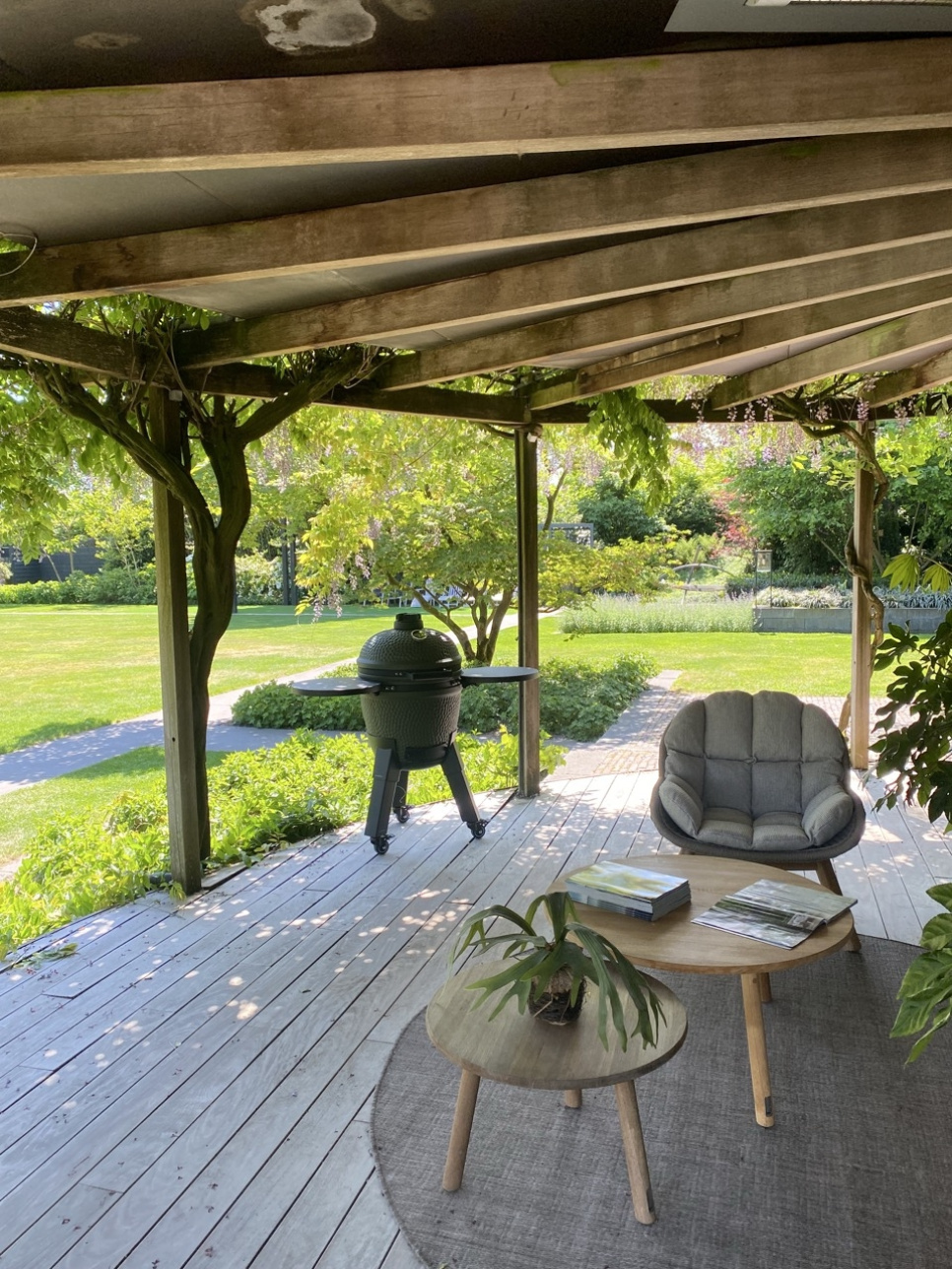 Kamadogrill inklusive benfäste, svarta ben med hjul och sidobord - Moddern