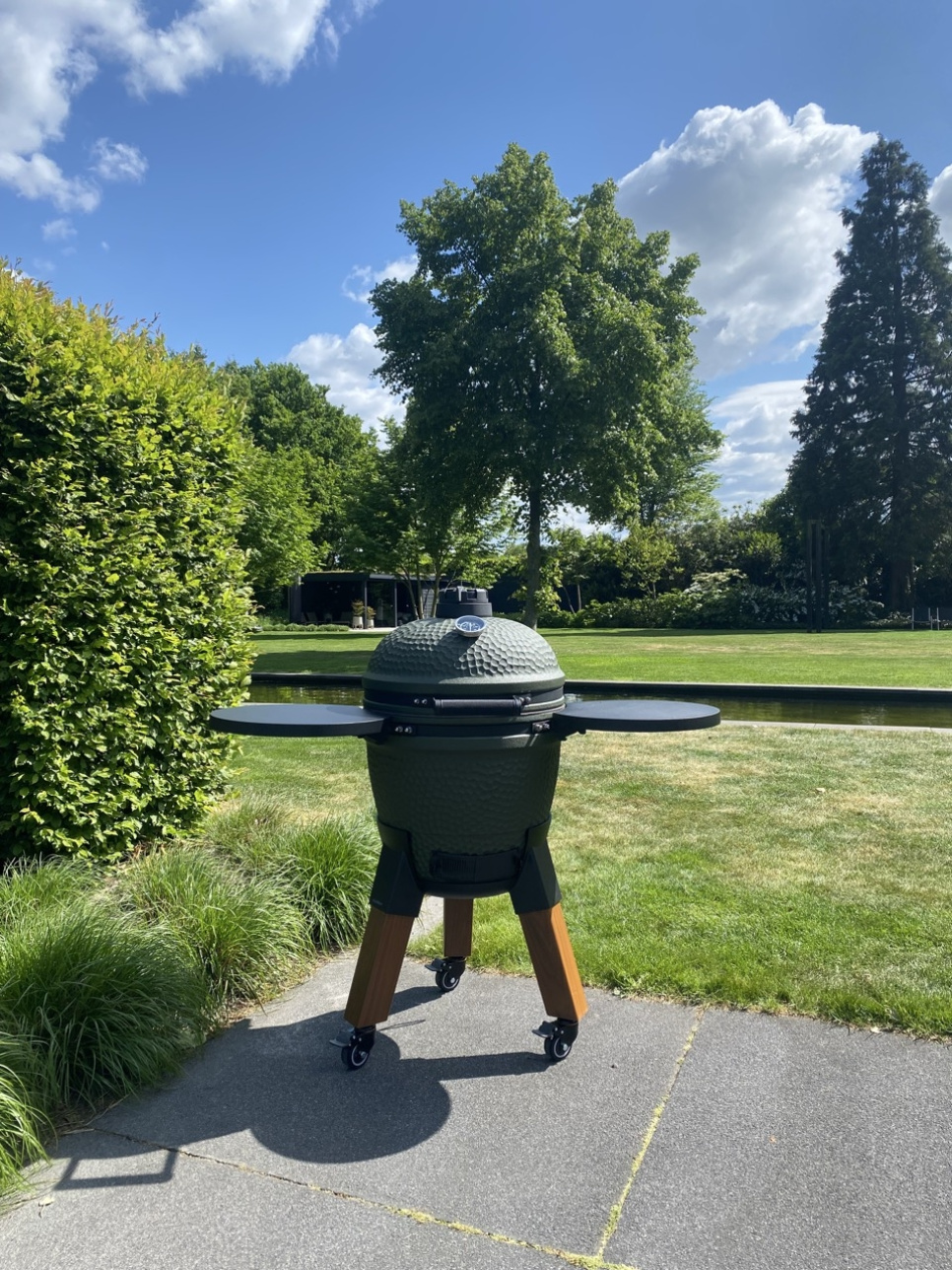 Kamadogrill inklusive benfäste, aluminiumben (träimitation) med hjul och sidobord - Moddern Kamadogrill inklusive benfäste, aluminiumben (träimitation) med hjul och sidobord - Moddern