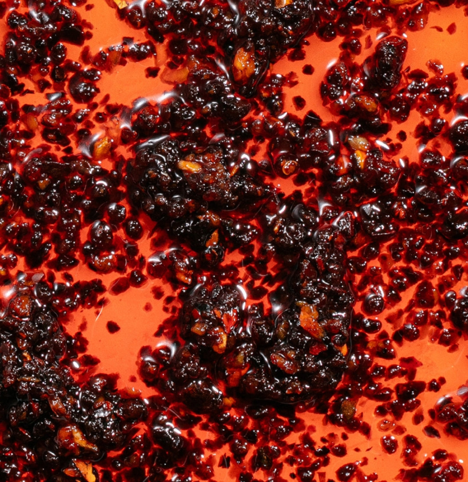 Smoky Chili Oil, rökig chiliolja 240 g – White Mausu